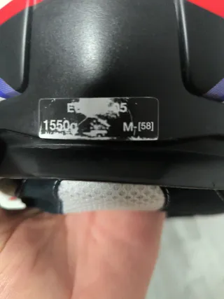 Casco de moto blanco con diseño