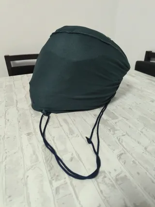 Casco de moto blanco con diseño