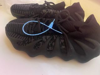 Zapatillas deportivas negras y grises