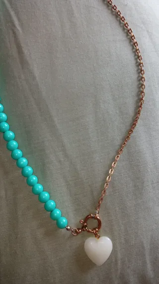 Collar turquesa y corazón