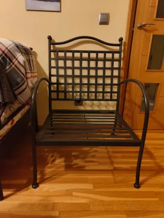 Sofá de metal negro