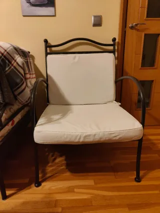 Sofá de metal negro