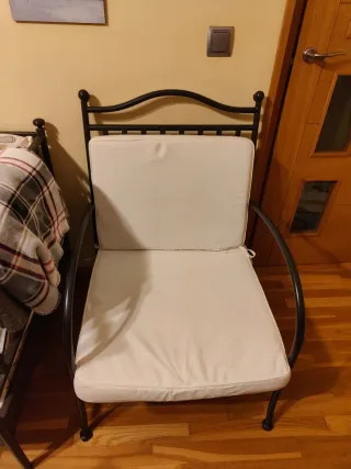 Sofá de metal negro