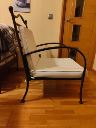 Sofá de metal negro