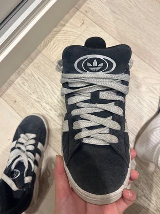 Adidas Campus negras con detalles blancos