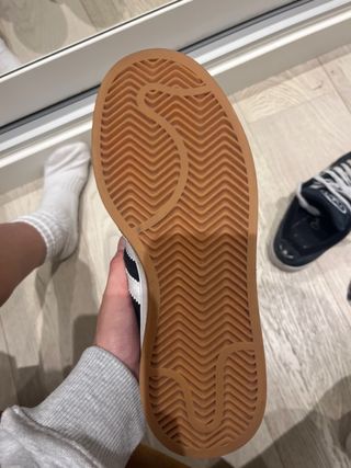 Adidas Campus negras con detalles blancos