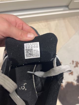 Adidas Campus negras con detalles blancos