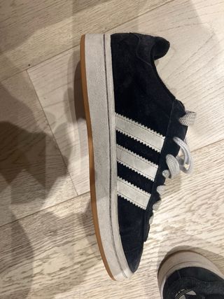 Adidas Campus negras con detalles blancos