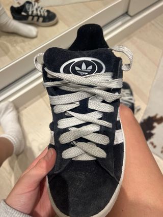 Adidas Campus negras con detalles blancos