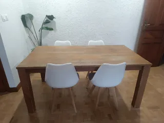 Mesa de comedor de madera