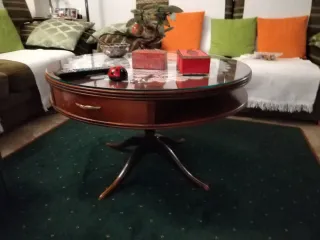 Tavolo rotondo in legno con copertura in cristallo