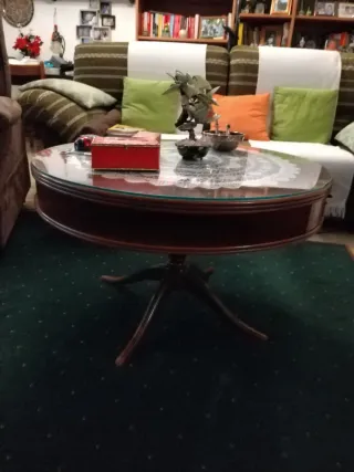 Tavolo rotondo in legno con copertura in cristallo