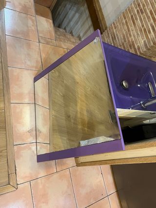 Mueble con pila de cristal y Espejo de baño morado