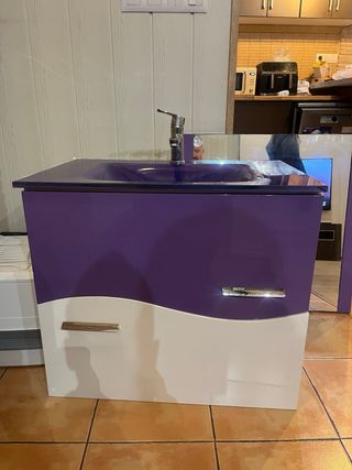 Mueble con pila de cristal y Espejo de baño morado