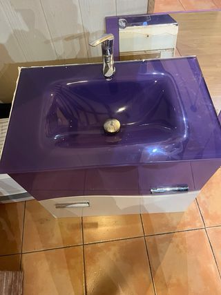 Mueble con pila de cristal y Espejo de baño morado