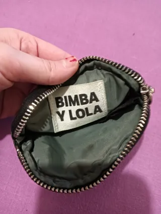 Monedero ovalado con detalle plateado