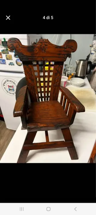 Pinocchio in legno con sedia