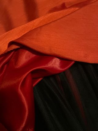 Vestido rojo con tul negro