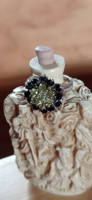 Anillo flor en plata y piedras.