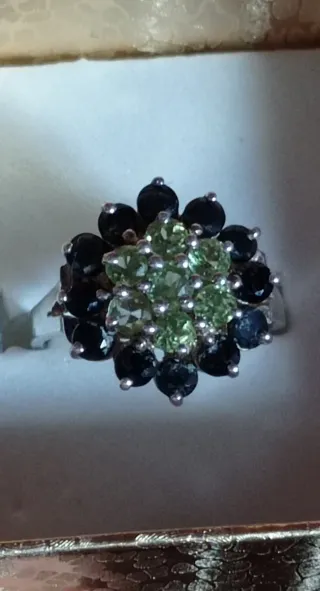 Anillo flor en plata y piedras.