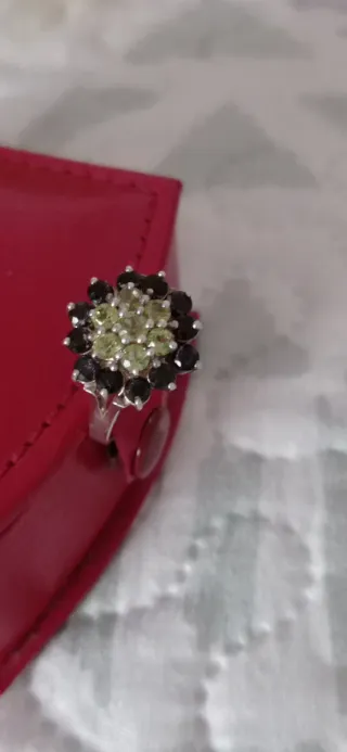 Anillo flor en plata y piedras.