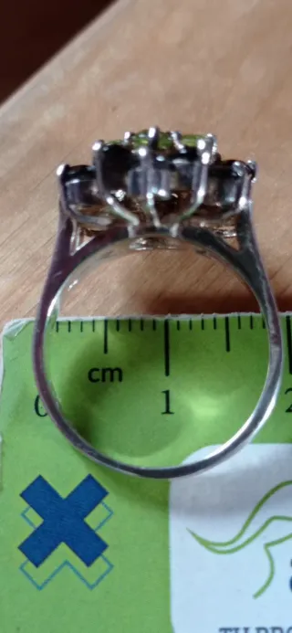 Anillo flor en plata y piedras.