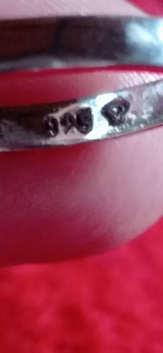 Anillo flor en plata y piedras.