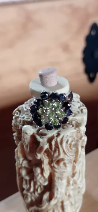 Anillo flor en plata y piedras.