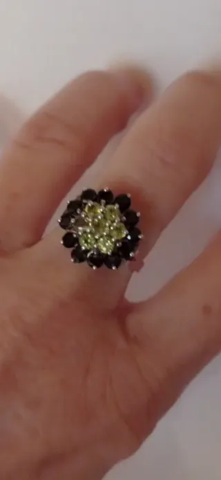 Anillo flor en plata y piedras.