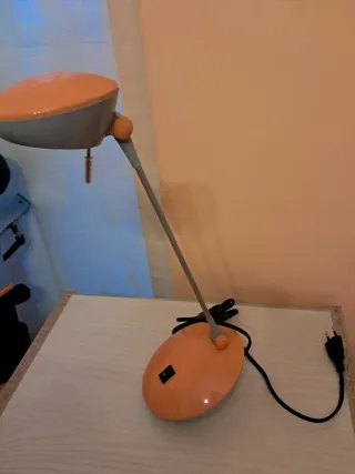 Lámpara de escritorio naranja y gris