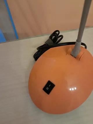 Lámpara de escritorio naranja y gris