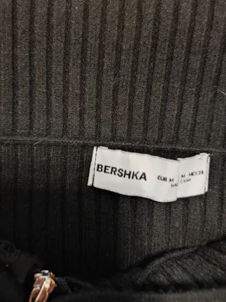 Top Bershka negro cuello barco cremallera