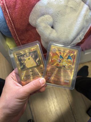 Cartas Pokémon Pikachu y Charizard Doradas
