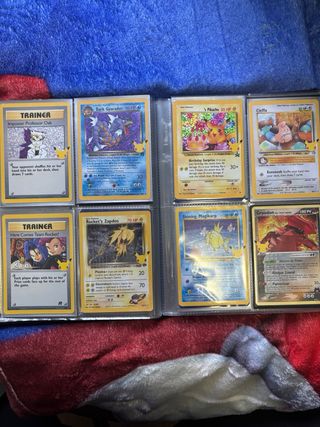 Cartas Pokémon Pikachu y Charizard Doradas