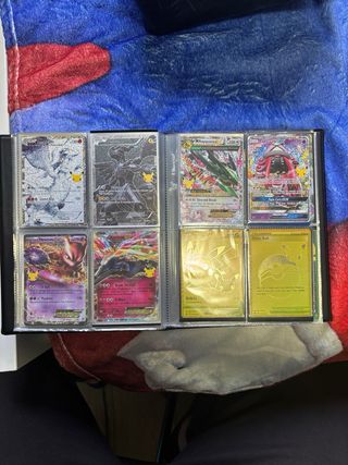 Cartas Pokémon Pikachu y Charizard Doradas