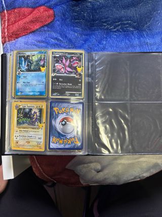 Cartas Pokémon Pikachu y Charizard Doradas