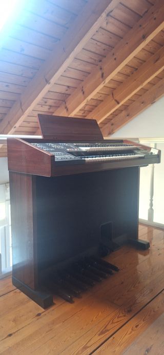 Organo Yamaha Eclestone con taburete