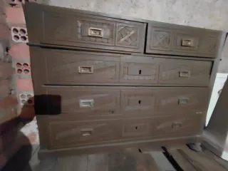 Cajonera antigua de madera con mármol