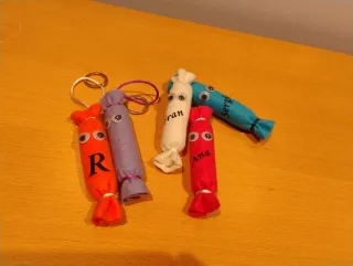 Colgantes y broches con forma de petardo