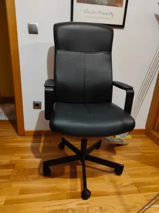 Silla de oficina negra