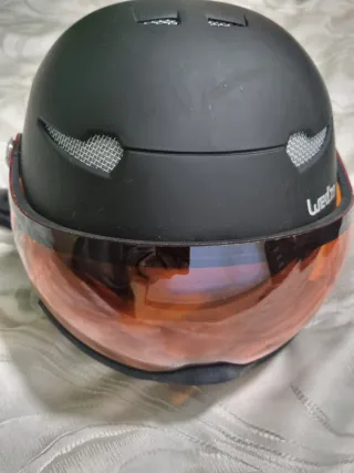 Casco de esquí con visera naranja