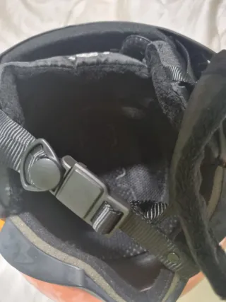 Casco de esquí con visera naranja