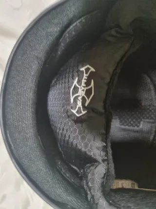 Casco de esquí con visera naranja