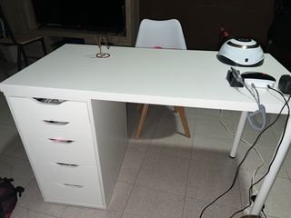 Mesa de escritorio blanca