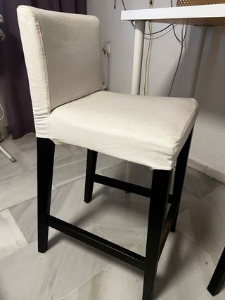 Mesa alta con 2 taburetes Con patas regulables