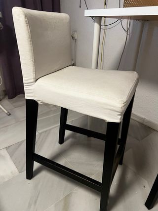 Mesa alta con 2 taburetes Con patas regulables