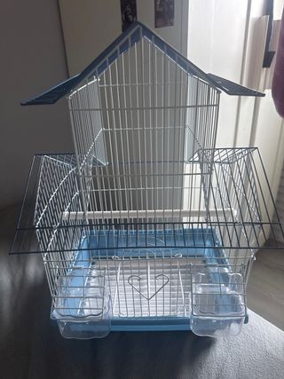 Jaula para pájaros azul y blanca