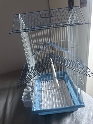 Jaula para pájaros azul y blanca
