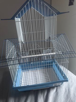 Jaula para pájaros azul y blanca