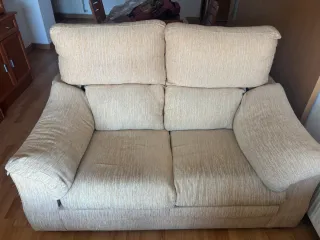 Sofá de salón beige de tela